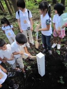 植樹後、記念標柱を建立