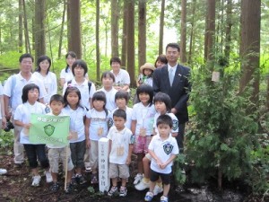 班ごとに植樹を終えて記念撮影