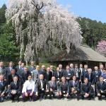 高麗家住宅前にて