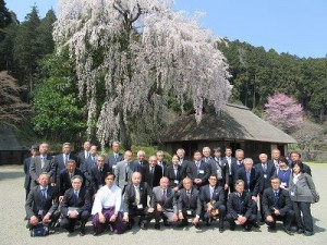 高麗家住宅前にて