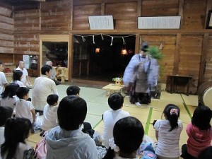湯立て神楽を真剣に見入る参加者