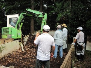 IMG_2875 落ち葉の堆肥(たいひ)を樹木の根元へ