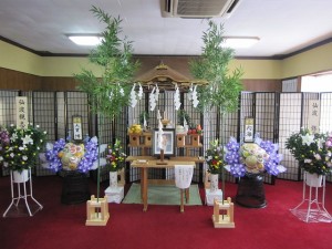 しばしの間、社務所を斎場に設えました