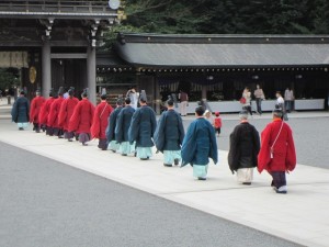 退下する神職の列