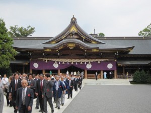 社殿から下がる参列者