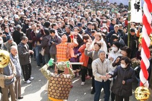 鬼も進めないほど参道がいっぱいでした