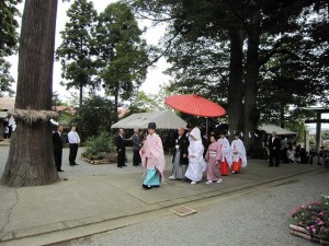 参進する新郎新婦並びに親族