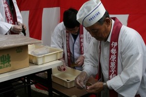 桜餅製作実演 （ 伊勢原菓子組合 ）