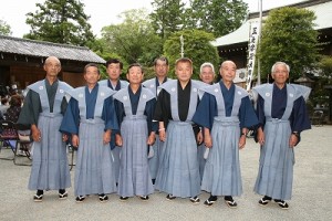 裃 （ かみしも ） を着装した突き役の総代さん