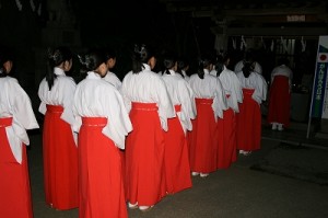 手水で心身を清める巫女奉仕者