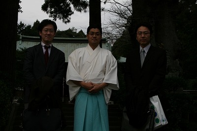 近代出版社の久保氏(左)と青木氏(右)