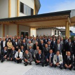 新庁舎玄関前にて