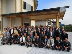 新庁舎玄関前にて