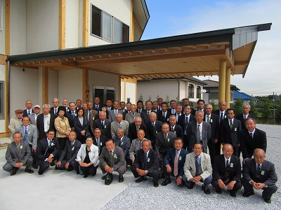 新庁舎玄関前にて