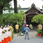 鶴岡八幡宮例祭　齋館前列立