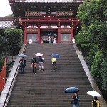 雨でも参拝者が多い鶴岡八幡宮