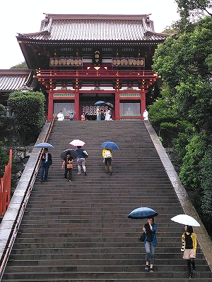 雨でも参拝者が多い鶴岡八幡宮
