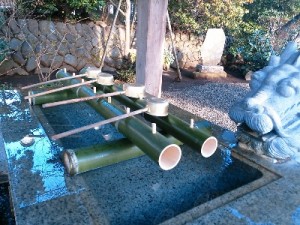 手水舎の竹も新しく