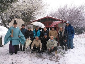 咲いた梅も雪に覆われ