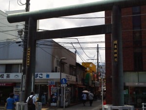伊勢原駅前の鳥居