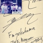 写真（平成１４年）と色紙サイン（平成１５年）