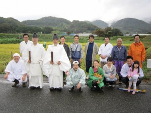 抜穂祭後に御神田の前で