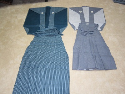 片付け途中に比べてみました。右が１７０センチくらいの人の裃（かみしも）、左がお相撲さんの裃。