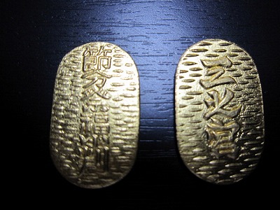 福豆とともにまかれる「福小判」