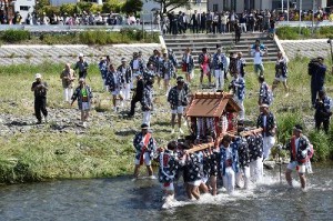 金目川を御神幸