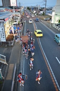 還御する白木神輿の列