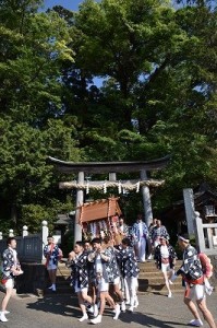 白木神輿の御立ち