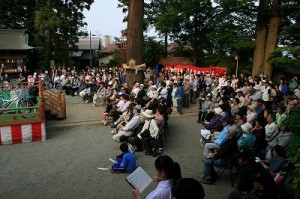 富くじ抽選会を待つ人たち（一昨年）