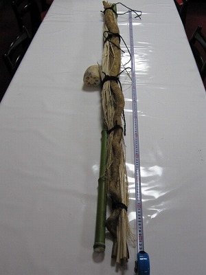 こちらもすごい、奉納いただいた長芋。何と１６５㎝。れんこんが小さく見えます。