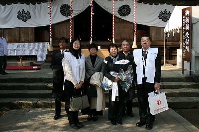 お宮参りのご家族　(おめでとうございます)