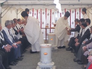 大祓奉告祭（社殿）後の大祓神事（境内）　　昨年