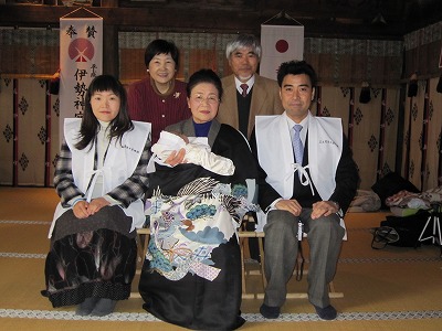 ookuboke 雪の寒い中、初宮参りに来られたご家族。いや重け吉事と念ずるばかりです。