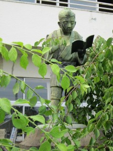 比々多小学校の二宮尊徳像