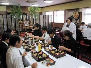 一年祭　直会（なおらい）の様子