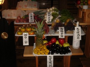 役員さんを中心に心尽くしの品が奉られます（写真は昨年）